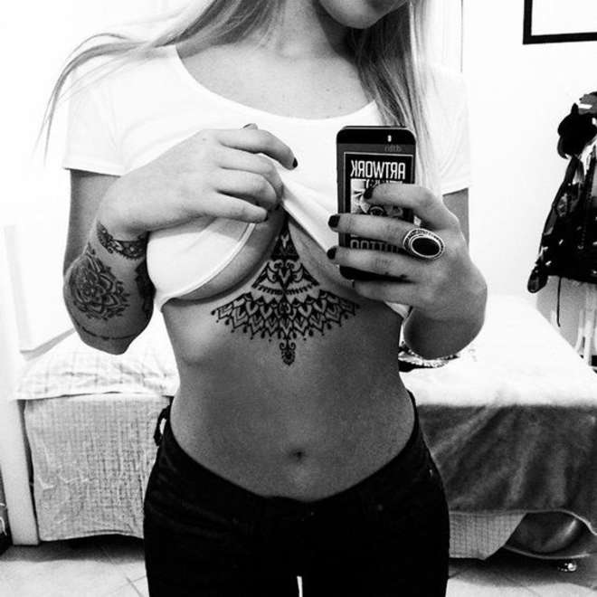 tatouage de femme sexy sous la poitrine