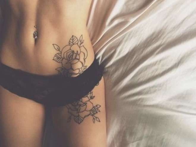 tatouage de femme sexy sur le bas-ventre