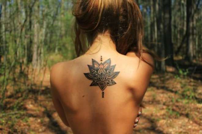 tatouage de femme sur la nuque, le haut du dos