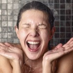 femme qui prend une douche froide