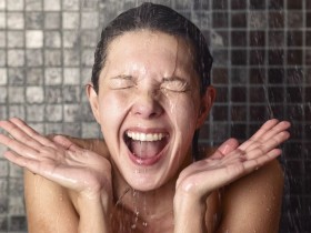 femme qui prend une douche froide