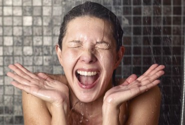 femme qui prend une douche froide