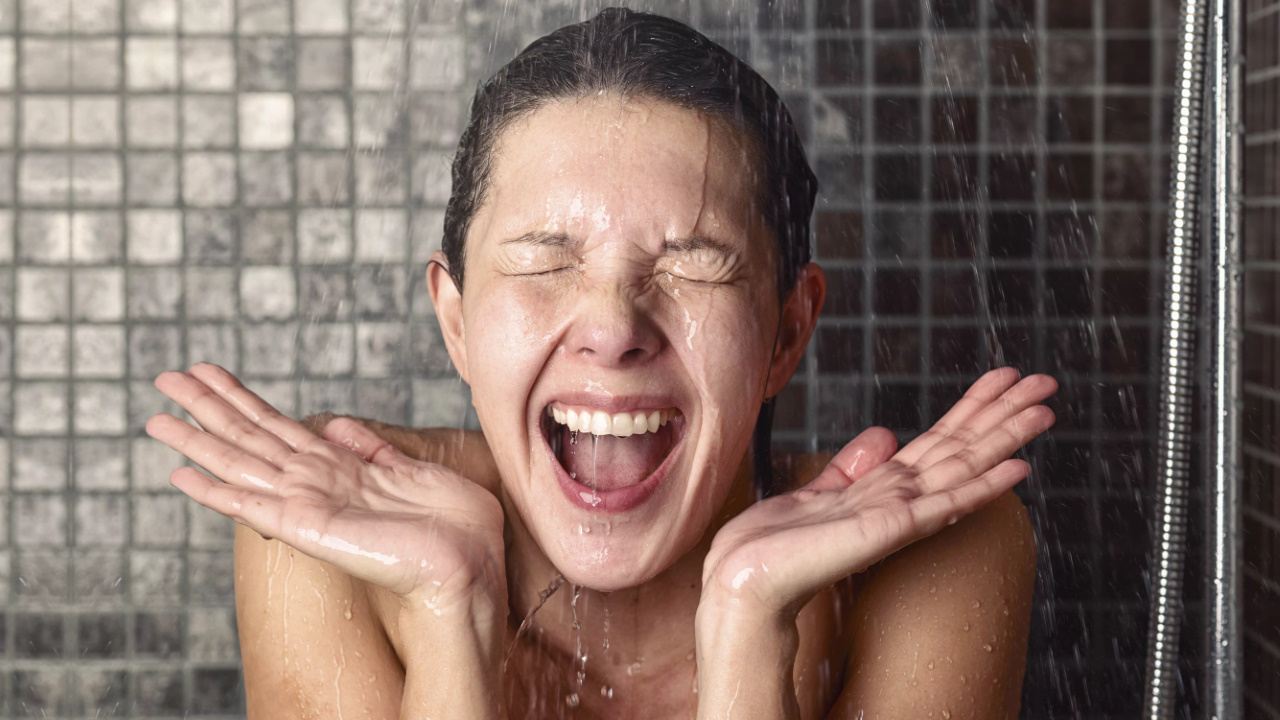 femme qui prend une douche froide