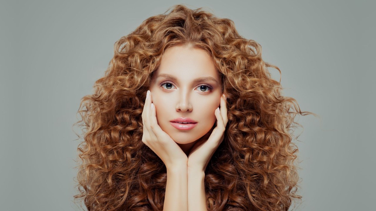 fille aux cheveux bouclés