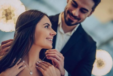 un homme offre un bijoux à sa copine ou femme pour la Saint-Valentin