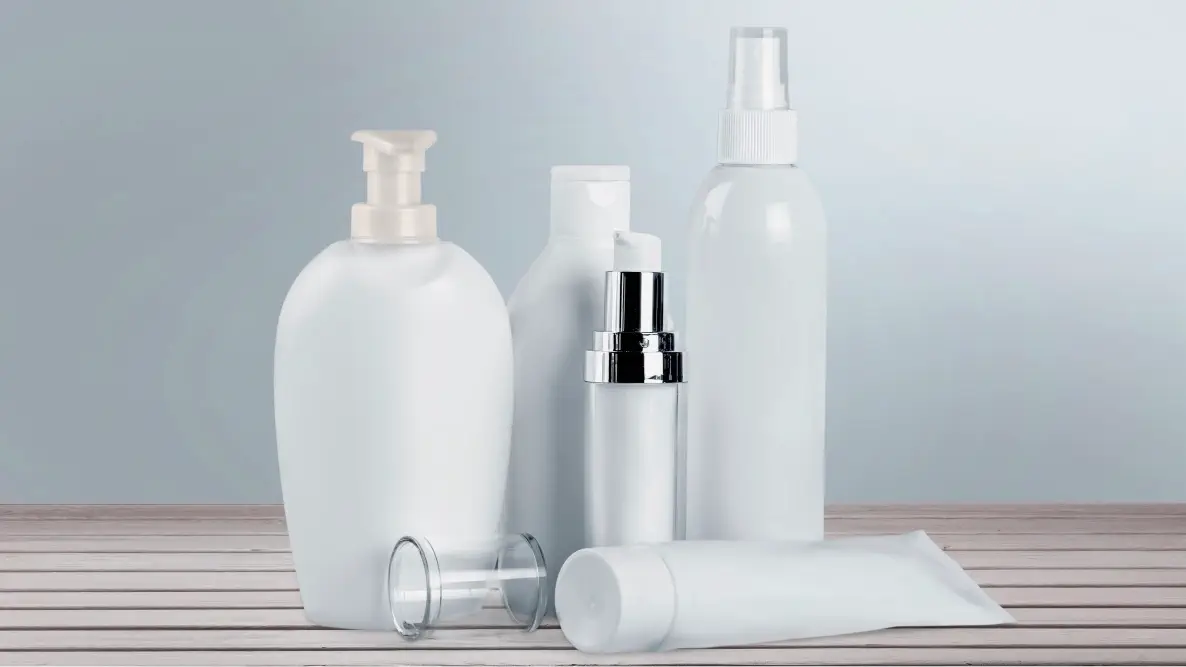 Tout savoir sur l’étiquette cosmétique : entre esthétique, réglementation et personnalisation