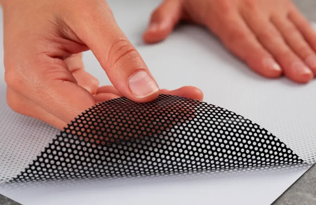 Vinyle micro-perforé : une solution polyvalente pour l'affichage publicitaire et la décoration