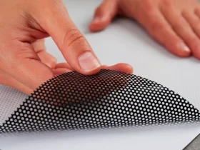 Vinyle micro-perforé : une solution polyvalente pour l'affichage publicitaire et la décoration