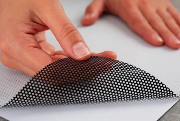 Vinyle micro-perforé : une solution polyvalente pour l'affichage publicitaire et la décoration